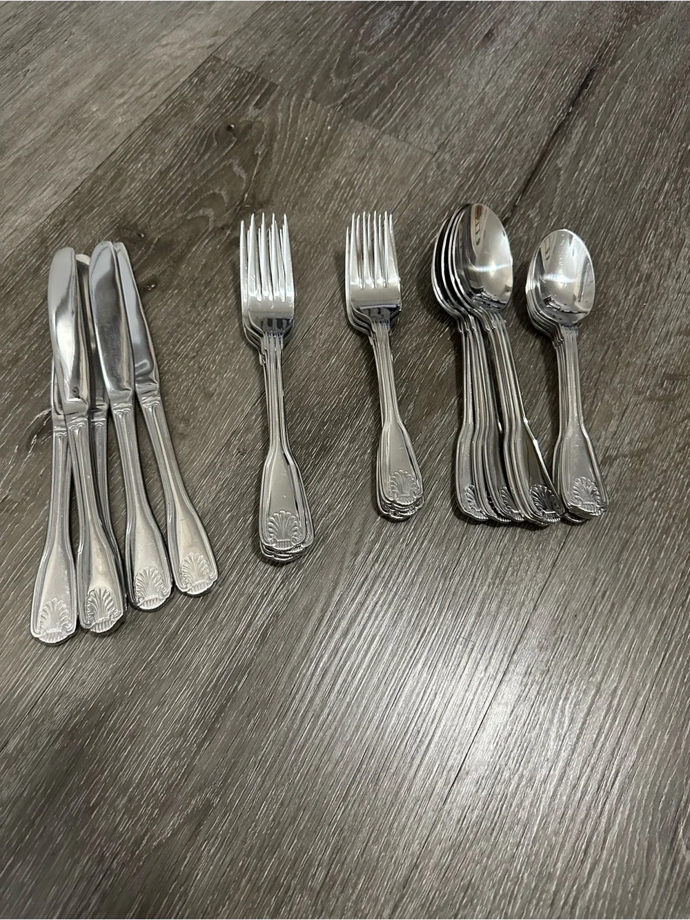 Classic Shell-Pattern Stainless Steel Flatware Set - Silver